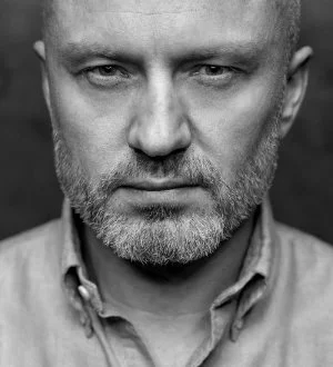 Dariusz Sobstyl – moderator Męskich Kręgów, czarno-biały portret