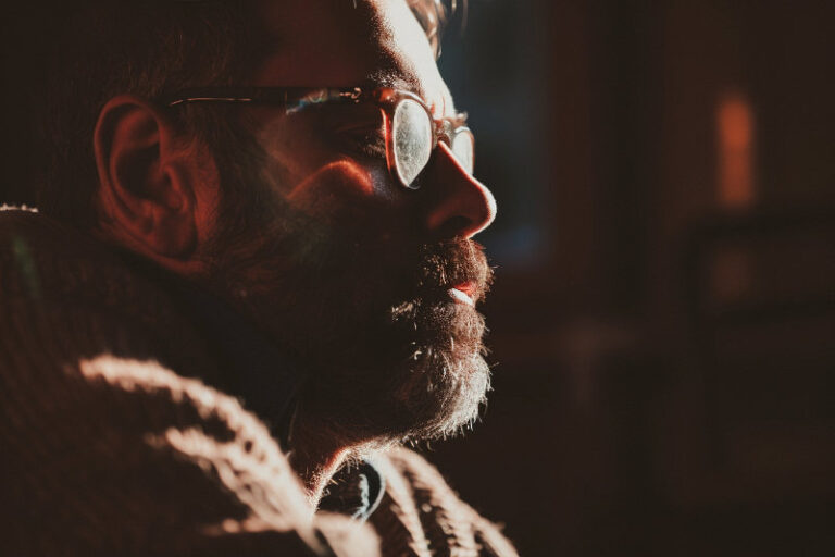 Mężczyzna patrzący przed siebie. Zmyślony nad słowami.