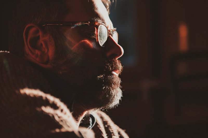 Mężczyzna patrzący przed siebie. Zmyślony nad słowami.