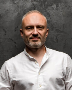 Dariusz Sobstyl – moderator Męskich Kręgów w jasnej koszuli