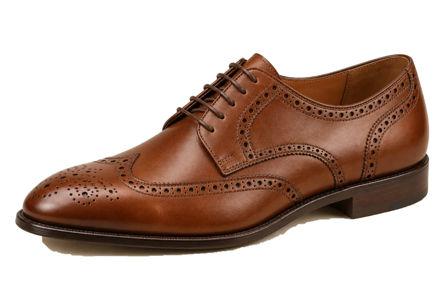 Brązowy but derby z ozdobnym dziurkowaniem i noskiem typu wingtip.