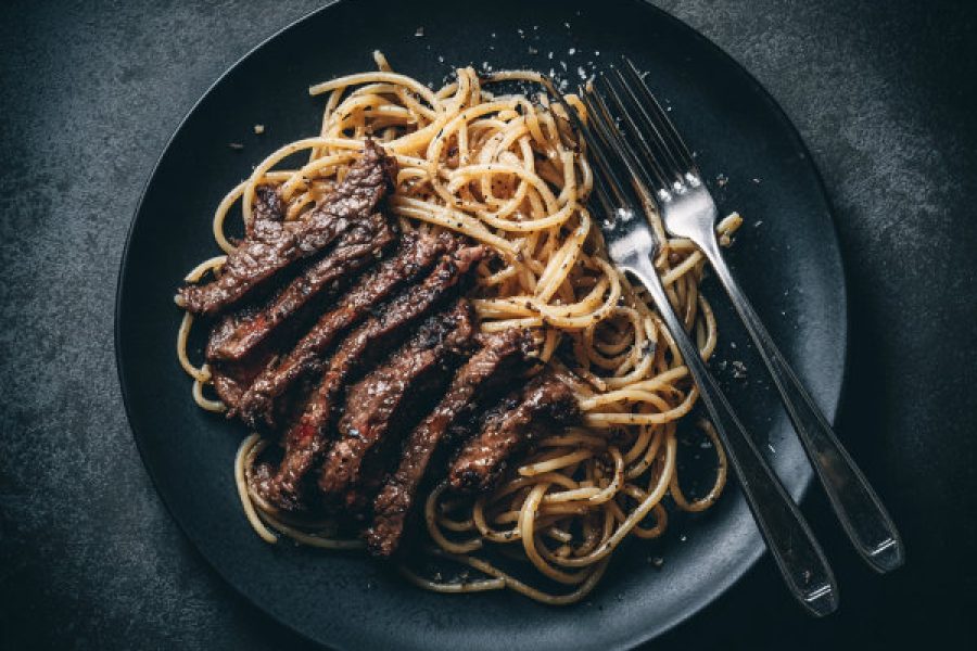 Stek z makaronem spaghetti i dwoma widelcami – męskie szybkie gotowanie w 15 minut